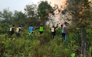 TANPA LELAH, KORAMIL 04/BADAU PUTUSSIBAU PADAMKAN KARHUTLA