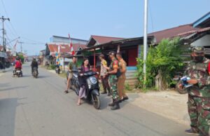 Bentuk Sinergitas, Babinsa Semitau Bersama Polsek dan Satpol PP Semitau Bagikan Masker kepada Pengguna Jalan
