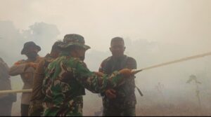 TERKEPUNG ASAP, DANDIM 1206/PUTUSSIBAU DAN KAPOLRES BERJIBAKU PADAMKAN API