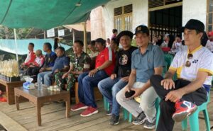 Meriahkan HUT Kecamatan Mentebah Ke-30, Babinsa Bunut Hulu Hadiri Penutupan Mini Soccer Putra Desa