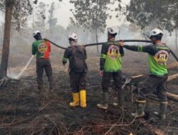Ditsamapta Polda Kalbar Turunkan Personil, Melakukan Pencegahan (Karhutla) Pembasahan dan Pendinginan Wilayah Rawan.