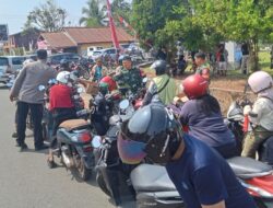 Aksi Heroik Babinsa 1206-06/Putussibau Utara, Bagikan Minuman kepada Warga Yang Antre BBM di Bawah