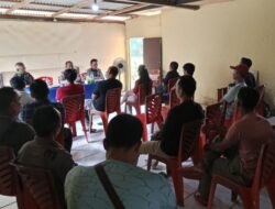 PERKUAT SINERGITAS, PJ. DANRAMIL 1206-05/EMBALOH HULU BERSAMA FORKOPIMCAM KOMSOS DENGAN WARGA DAN TOKOH MASYARAKAT BAHAS DISTRIBUSI BBM