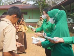 Peduli Kesehatan Pelajar di Tengah Kabut Asap, Ketua Persit KCK Cabang L Bagikan Masker di SMPN 01 Kalis.
