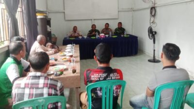 Cegah Karhutla dari Desa, Babinsa Bunut Hulu Dampingi Tim Penyuluh Sosialisasi di Sungai Besar