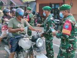 Peduli Kesehatan Warga, Babinsa Putussibau Utara Bersama Polsek dan Dinkes Kapuas Hulu Bagikan Masker di Jalan Raya Kedamin