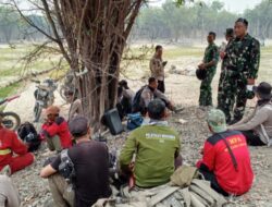 Melepas Penat di Tengah Perjuangan Padamkan Karhutla, Tim Penyuluh Mabes TNI Bersama Babinsa Badau Berikan Arahan kepada Aparat Setempat di Pulau Majang