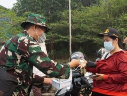 Selain Sosialisasi Karhutla, Satgas Penyuluhan Mabes TNI Bagikan Masker Kepada Masyarakat Batang Lupar