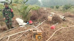 Tiba di Lokasi Karhutla, Tim Penyuluh Mabes TNI Bersama Kodim 1206/Putussibau Cari Titik Air Sumur Bor di Lanjak Deras