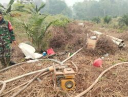 Tiba di Lokasi Karhutla, Tim Penyuluh Mabes TNI Bersama Kodim 1206/Putussibau Cari Titik Air Sumur Bor di Lanjak Deras