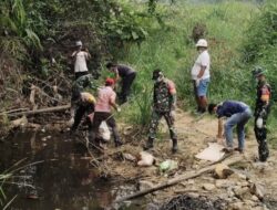 TNI-Polri dan Masyarakat Kapuas Hulu Bersatu Jaga Kebersihan Lingkungan Sungai Kantuk Asam