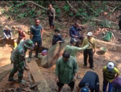 Peduli Lingkungan, Babinsa Embaloh Hulu dan Warga Desa Pulau Manak Gotong Royong Bersihkan Saluran Air Tersumbat