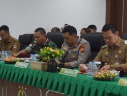 Dandim 1206/Putussibau Bersama Forkopimda Kapuas Hulu Ikuti Rakor Penanggulangan Puncak Karhutla Secara Vicon