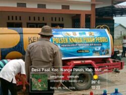 Peduli Warga Terdampak Kekeringan, Polsek Nanga Pinoh Polres Melawi Bersama PDAM Salurkan (5000) Liter Bantuan Air Bersih