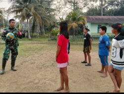 Cetak Generasi Tangguh di Perbatasan, Babinsa Batang Lupar Latih Anak-Anak Desa Sepandan Bermain Voli