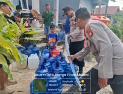 Polsek Nanga Pinoh Polres Melawi Bersama PDAM Salurkan 4.000 Liter Air Bersih Untuk Warga Desa Kelakik
