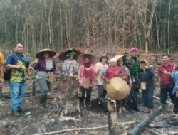 Tim Mabes TNI Turun ke Lahan Warga Desa Gurung Kapuas Hulu, Penugalan Jadi Aksi Nyata Cegah Karhutla