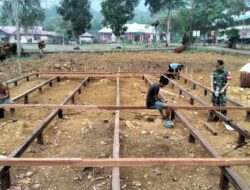 Babinsa Turun Tangan, Koptu Damianus Dung Bantu Perehaban Rumah Warga di Desa Sepandan