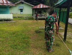 Tak Hanya Jaga Wilayah, Babinsa Embaloh Hulu Kompak Bersihkan Lingkungan Makoramil