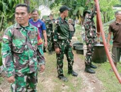 Peduli Kebutuhan Warga, Babinsa Koramil 1206-06/Putussibau Utara Salurkan Bantuan Air Bersih di Desa Melapi