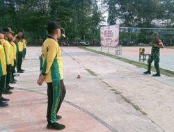 Babinsa Putussibau Utara Kopda Sriwijayani Latih PBB di MTs Negeri 1 Putussibau, Bentuk Disiplin dan Kekompakan Pelajar