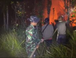 Titik Api Muncul Dini Hari di Silat Hilir, Babinsa dan Warga Bergerak Cepat Jinakkan Kobaran Api