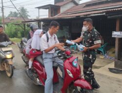 Cegah ISPA Akibat Karhutla, Pj. Danramil Semitau Turun Langsung Bagikan Masker kepada Pengguna Jalan
