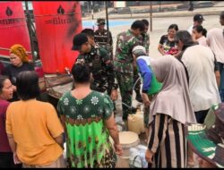 Bersama Ferkopimcam Dan Mahasiswa PPL STKIP Persada Khatulistiwa, Koramil 1205-14/ Sayan Salurkan Air Bersih di Tengah Kemarau Kepada Masyarakat