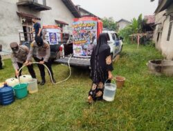 Polres Landak Salurkan 2.500 Liter Air Bersih ke Warga Terdampak Kemarau Di Dusun Tebing Tinggi