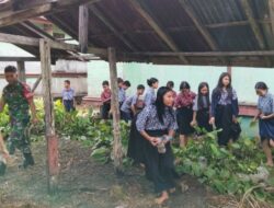 Cegah Wabah Penyakit, Babinsa Batang Lupar Ajak Siswa SMPN 01 Bersihkan Lingkungan Sekolah