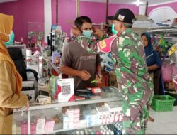 Kabut Asap Makin Tebal, Babinsa Puring Kencana Kapuas Hulu Bersama Puskesmas Bagikan Masker Gratis kepada Masyarakat