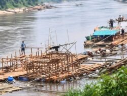 Aktivitas PETI Sungai Semerantau Kapuas Hulu Makin Terang-terangan, Puluhan Lanting Jek dan Dugaan Setoran ke Oknum Polisi Polres Kapuas Hulu Mencuat Dipermukaaan