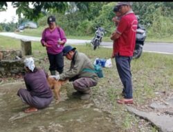 Cegah Penyebaran Rabies, Babinsa Seberuang Bersama Mantri Tani Vaksinasi Hewan Peliharaan Warga Desa Bati