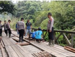 Bersama Warga Polsek Nanga Pinoh Polres Melawi dan Forkopimcam Pinoh Selatan, Gotong Royong Perbaiki Jembatan Desa Manggala