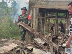Wujudkan Kepedulian dan Kemanunggalan TNI-Rakyat, Babinsa Bunut Hilir Bersama Warga Gotong Royong Bersihkan Area Masjid Al-Falah