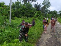 TNI DAN WARGA KAPUAS HULU LAKSANAKAN BUDAYA GOTONG ROYONG, MERUPAKAN KEPRIBADIAN BANGSA INDONESIA