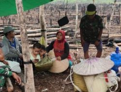 Sertu Sutomo Turun Langsung ke Wilayah Binaan, Imbau Warga Ulak Pauk Kapuas Hulu Waspadai Bahaya Karhutla