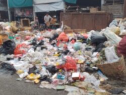 Pasar Sayur Nanga Pinoh Dipenuhi Sampah, Warga Geram : Dinas Terkait Jangan Tunggu Numpuk Baru Bertindak