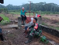KOPTU DEDY BABINSA EMBALOH HULU DEKATI WARGA DAN AJAK HENTIKAN KEBIASAAN MEMBAKAR LAHAN SEMBARANGAN