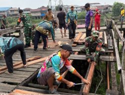 WUJUD NYATA KEMANUNGGALAN TNI DAN RAKYAT! BABINSA KORAMIL 1206-15/SUHAID BERSAMA WARGA GOTONG ROYONG PERBAIKI JALAN GERTAK DI DESA TANJUNG HARAPAN
