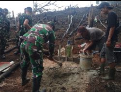 PEDULI KESELAMATAN LINGKUNGAN, KORAMIL 1206-02/SEMITAU KAPUAS HULU BERSAMA WARGA BANGUN SUMUR BOR DARURAT UNTUK ATASI KARHUTLA DI DESA KENERAK