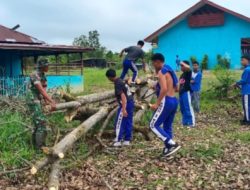 Dukung Kebersihan Lingkungan Pendidikan, Babinsa Koramil Badau Kapuas Hulu Kopda Dwi Apriyanto Ikuti Karya Bakti di SMAN 1 Badau