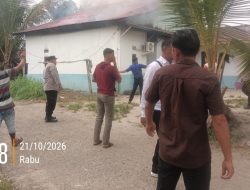 Telah Terjadi Kebakaran Rumah Warga RT 027 Desa Pall Belian Permai Prawindo, Nanga Pinoh, Kabupaten Melawi, Diduga Korsleting Listrik Polisi Polsek Kota Sigap Ke TKP